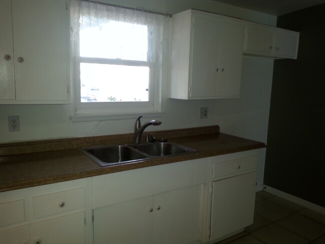 Building Photo - 3Bed/2Bath House w/1-Car Garage, Great Yar...