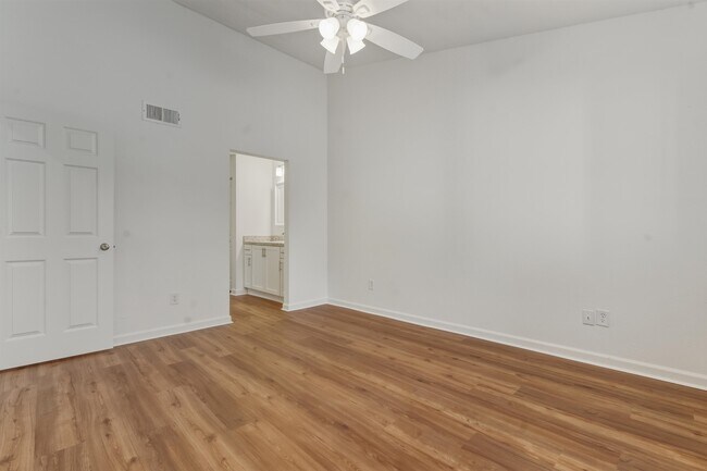 Building Photo - 2900 Woodrich Dr