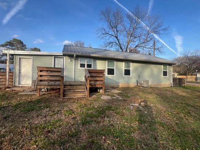 Building Photo - 557 E Elm St