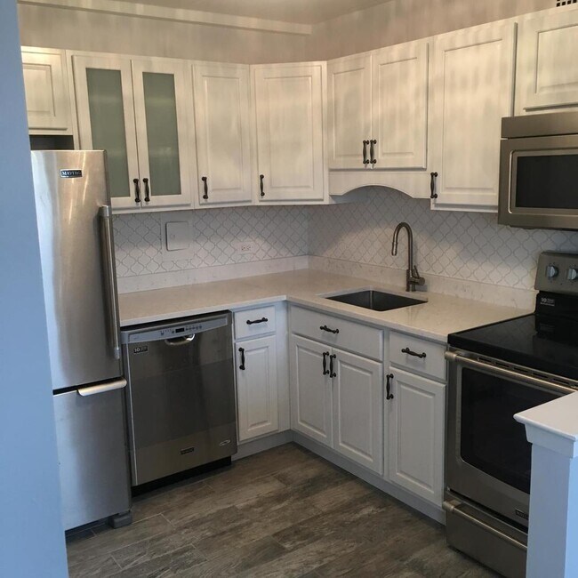 Building Photo - 6161 N Hoyne Ave