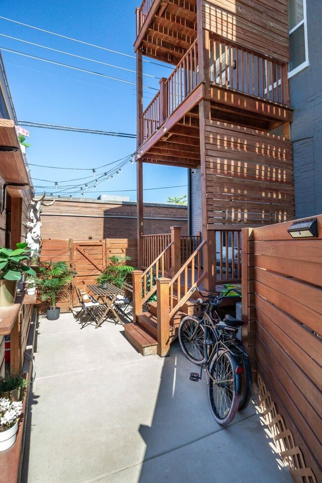 Building Photo - STUNNING Benton Park Townhome