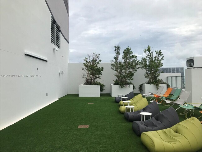 Building Photo - 1010 Brickell Ave