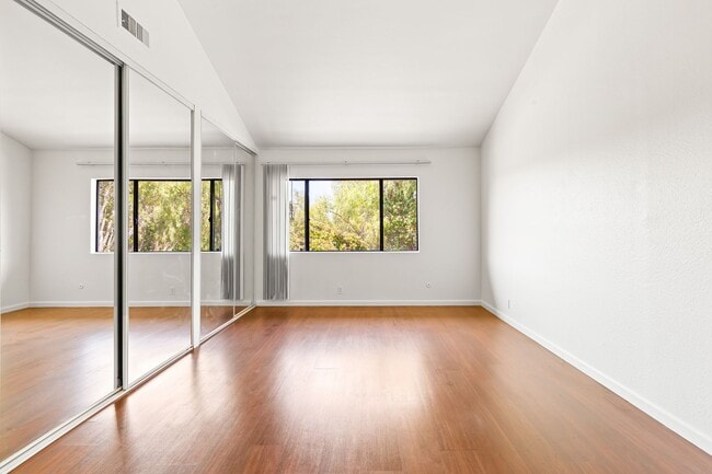 Building Photo - Spacious & Central 3BR/2.5 BA Town Home