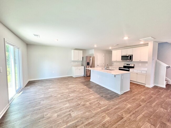 Building Photo - 4 bed 2.5 bath home located in the Windsong II S/D. in Rincon, Ga!