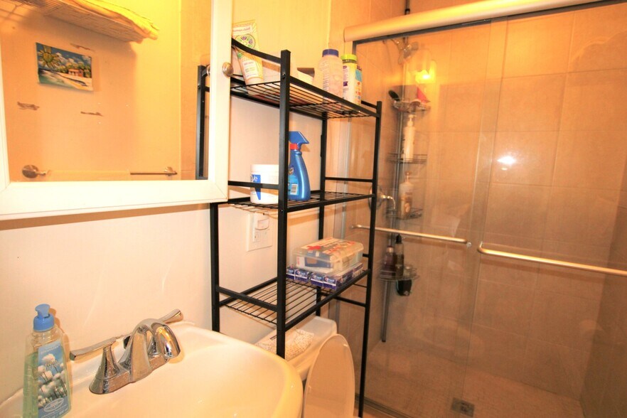 Building Photo - 93 Hillside St