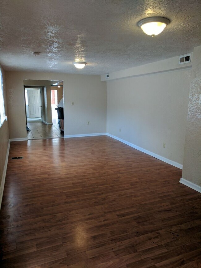 Building Photo - Renovated 4 bedroom House on the South Side Flats!!