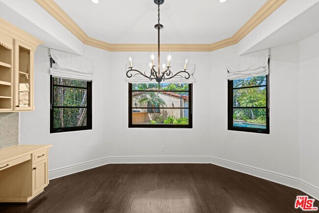 Building Photo - 305 N Palm Dr