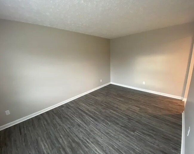 Building Photo - 2 Bedroom Duplex in Popular Lexington Loca...