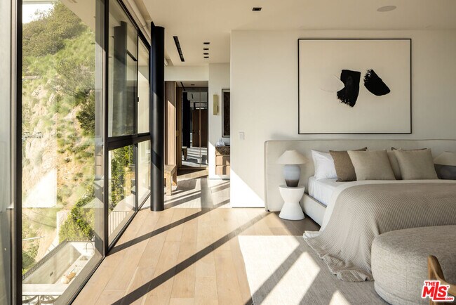 Building Photo - 8777 Hollywood Blvd