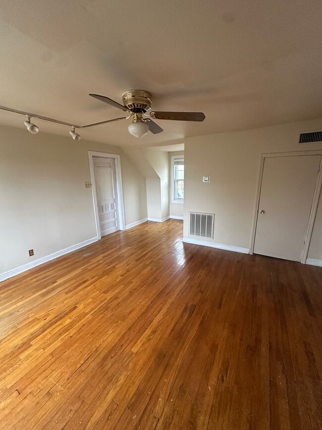 Building Photo - TWO MINUTES TO GREEN HILLS MALL