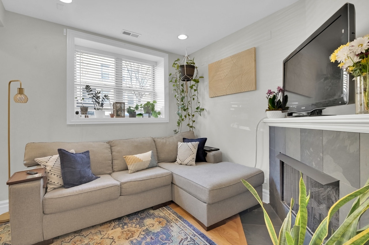 Building Photo - 2307 W Walton St