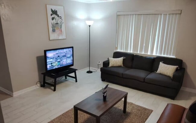 Building Photo - 2116 Godfrey St