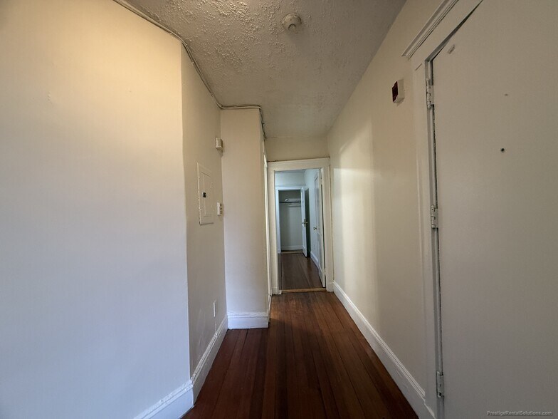 Building Photo - 528 Cambridge St