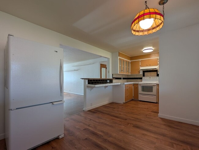 Building Photo - Charming 3 bed/1 bath with large yard and great patio space!