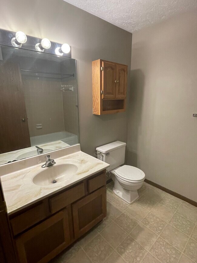 Building Photo - 7213 Creekview Dr