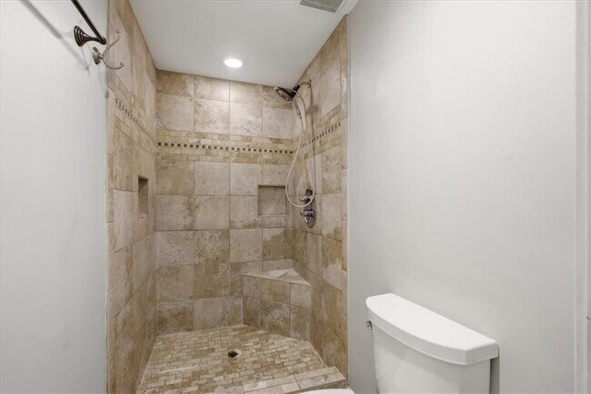 Building Photo - 9470 Hillside Dr
