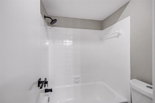 Building Photo - 13852 Hollowgreen Dr