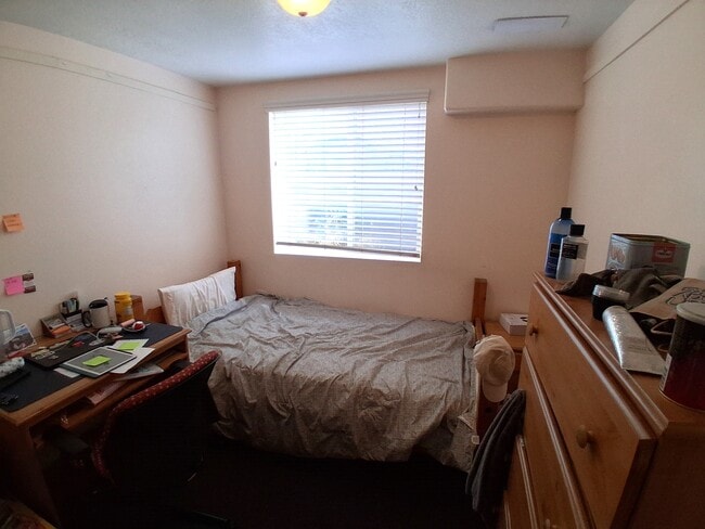 Building Photo - 652 E 700 N