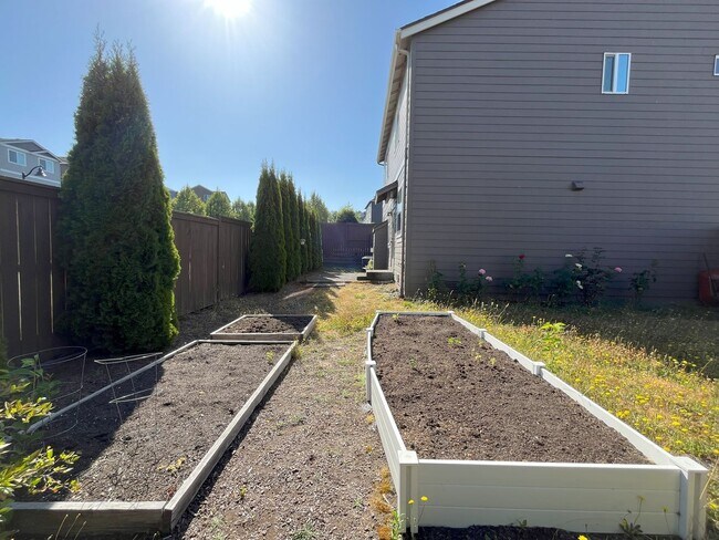Building Photo - Spacious 4-Bedroom + Bonus Room with Modern Kitchen, Solar Panels & Private Fenced Backyard!