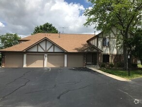 Building Photo - 924 Surrey Dr