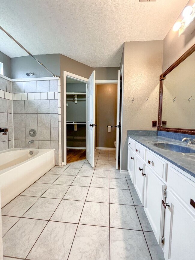Building Photo - 3406 Bamboo Ln
