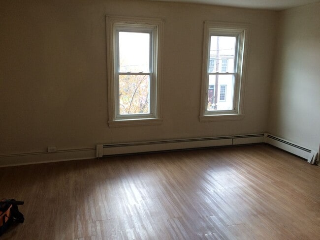Building Photo - Three bedroom in Columbia