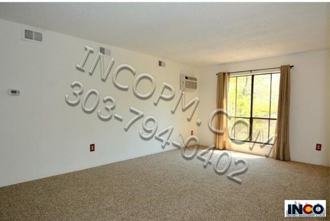 Building Photo - Top floor one bedroom condo with carport!!!