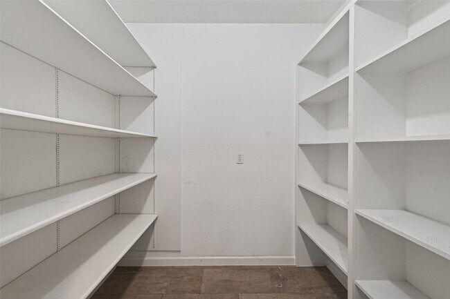 Building Photo - 11811 Beverly Dr