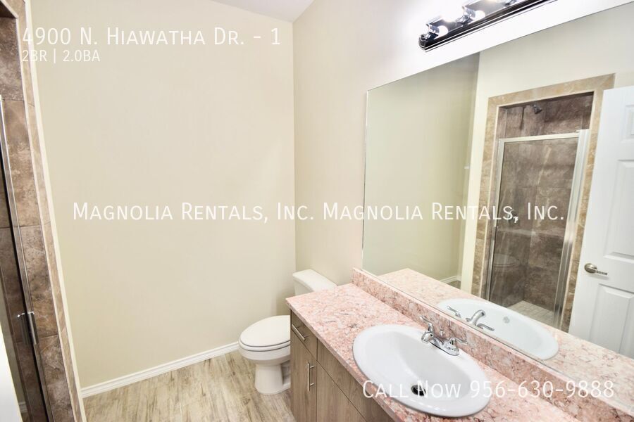 Building Photo - 4900 N Hiawatha Dr