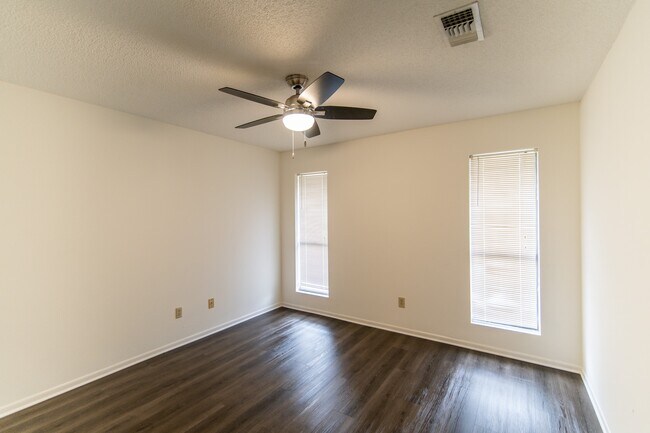 Building Photo - 1507 Wimbledon Dr