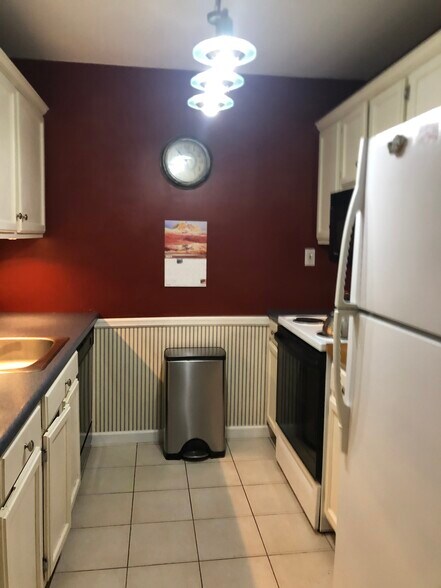 Kitchen - 59 Richmond Blvd