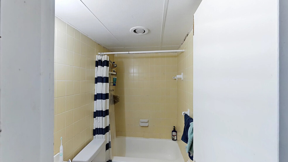 Building Photo - 15 Glenville Ave