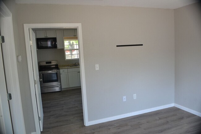 Building Photo - Renovated 1 bedroom 1 bath duplex!! Don't miss out on this stunner!