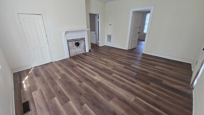 Building Photo - Short Term Lease at $1200/month- Pre-Leasing for Fall at $1900/month [Olympia]