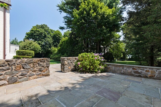 Building Photo - 30 Park Dr N