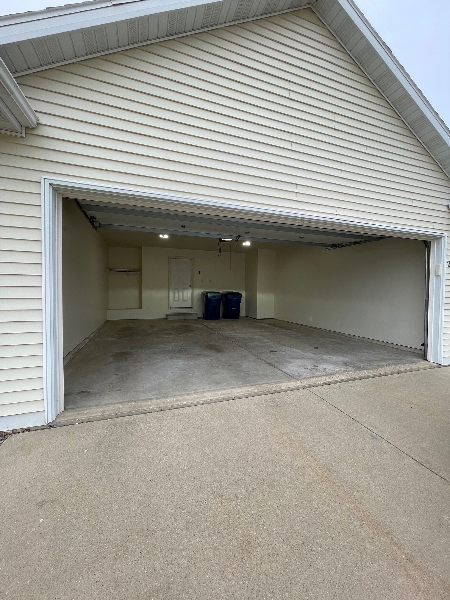 Extra deep 2 stall garage - 2034 River Point Ct