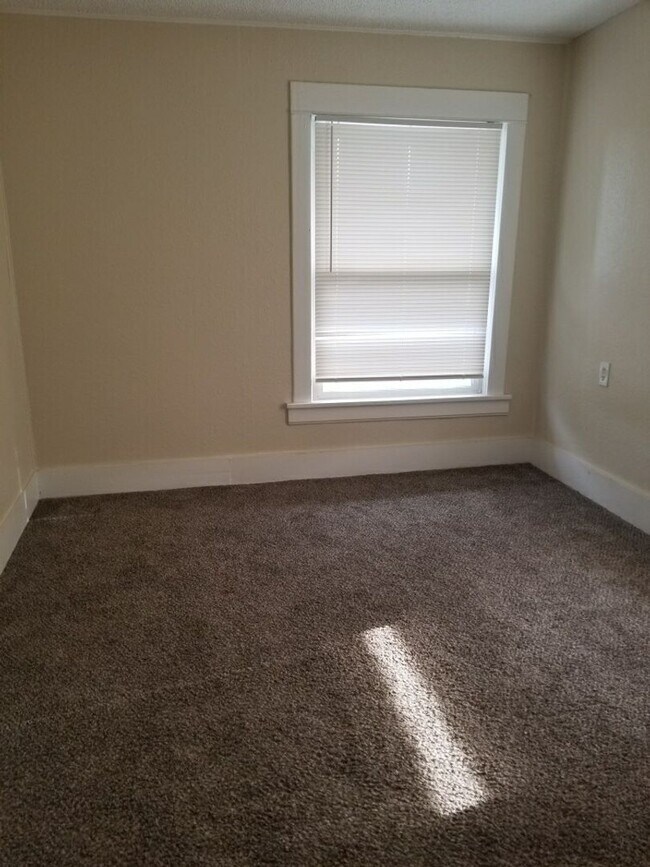 Building Photo - 1205 W Yakima Ave