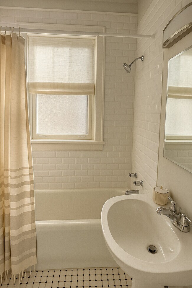 Building Photo - 618 Sheridan Rd