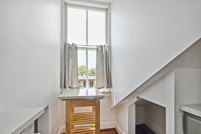 Building Photo - Available Now! Georgetown! Professionally Managed High End 1 Bed/ 1 Bath Condo