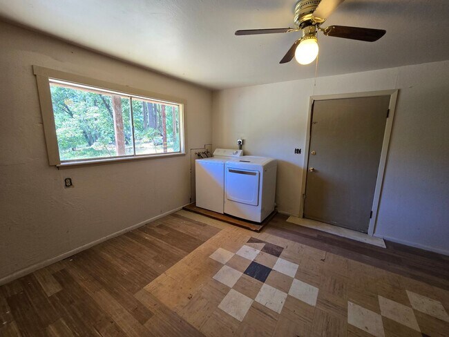Building Photo - charming 3-bedroom, 2-bathroom home with l...