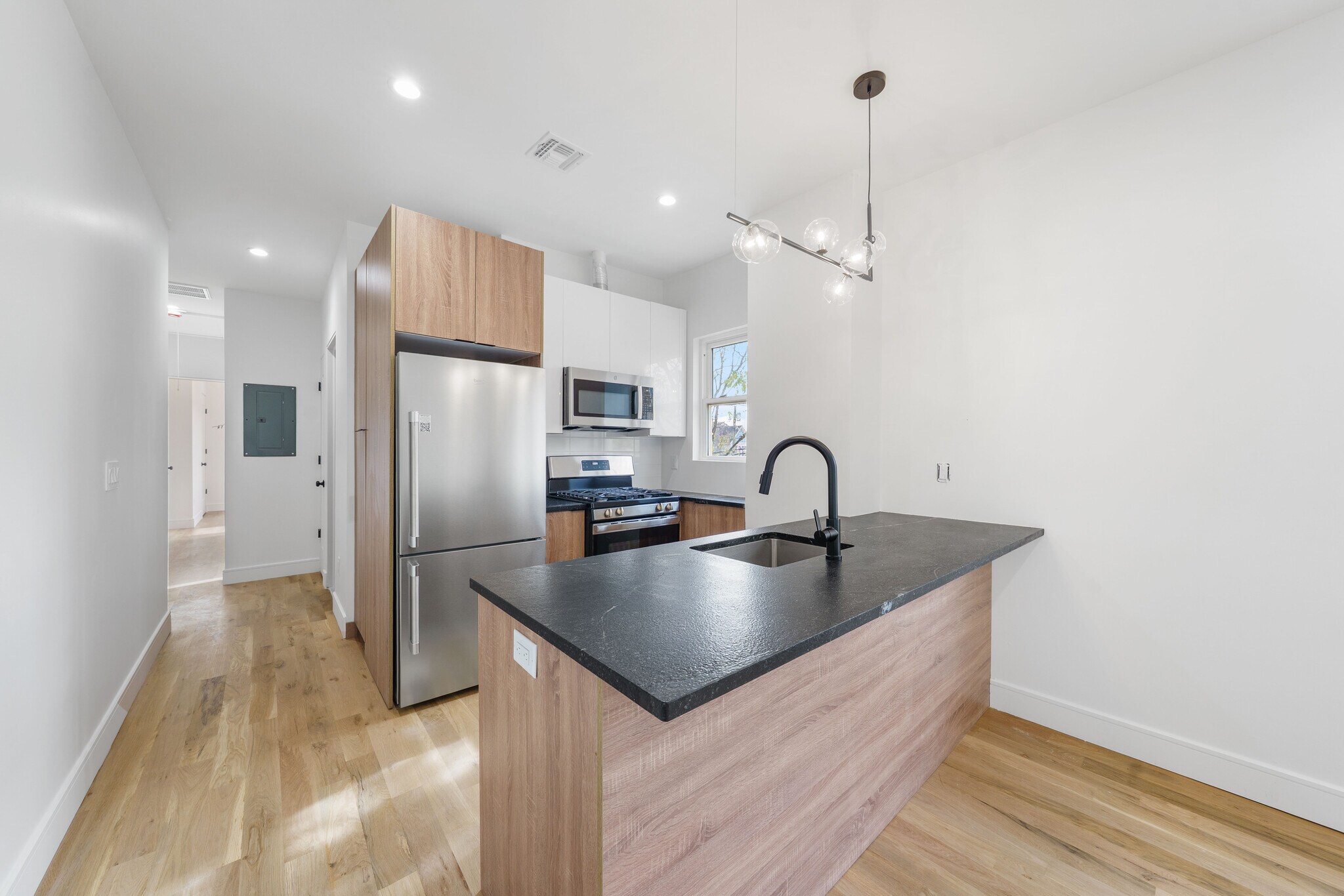 Building Photo - 114 Center St