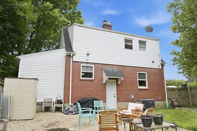 Building Photo - 4158 St Lawrence Ave