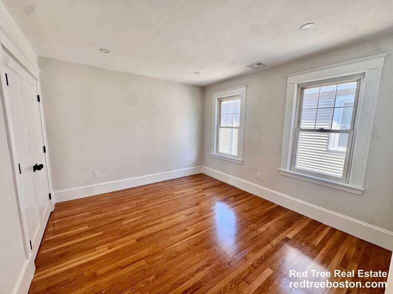 Building Photo - 43 Gardena St