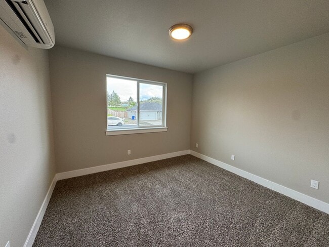 Building Photo - Green Area 3 Bedroom 2 Bath Duplex with Ga...