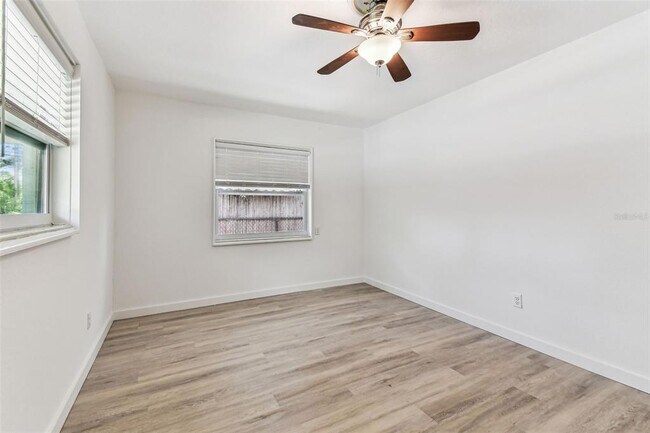 Building Photo - 610 Bosphorous Ave