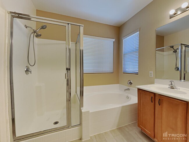 Building Photo - 719 Easter Lily Pl