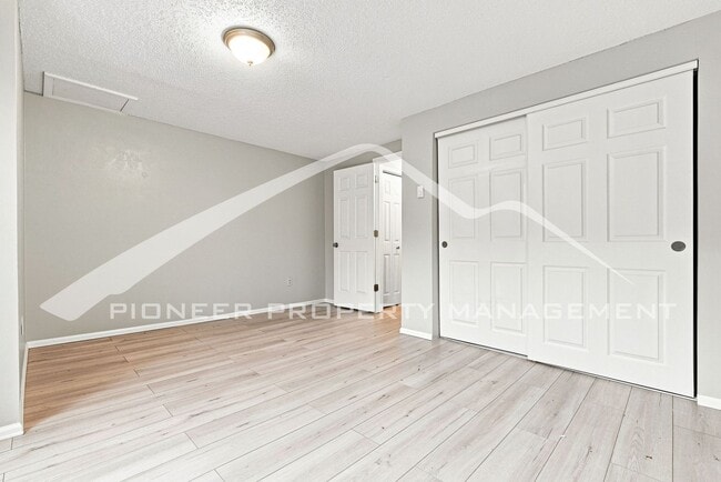 Building Photo - 7885 Barbara Ann Dr