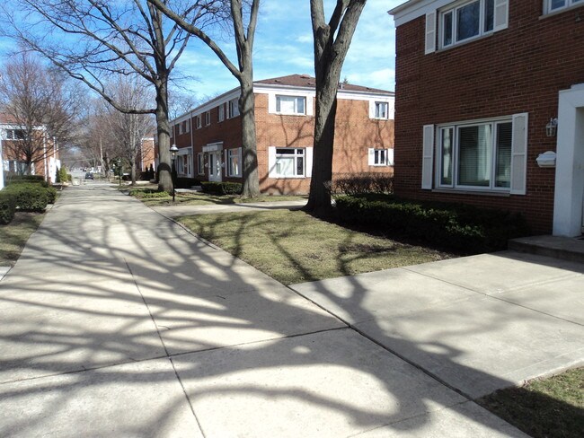 townhouse complex - 1100 Higgins Rd