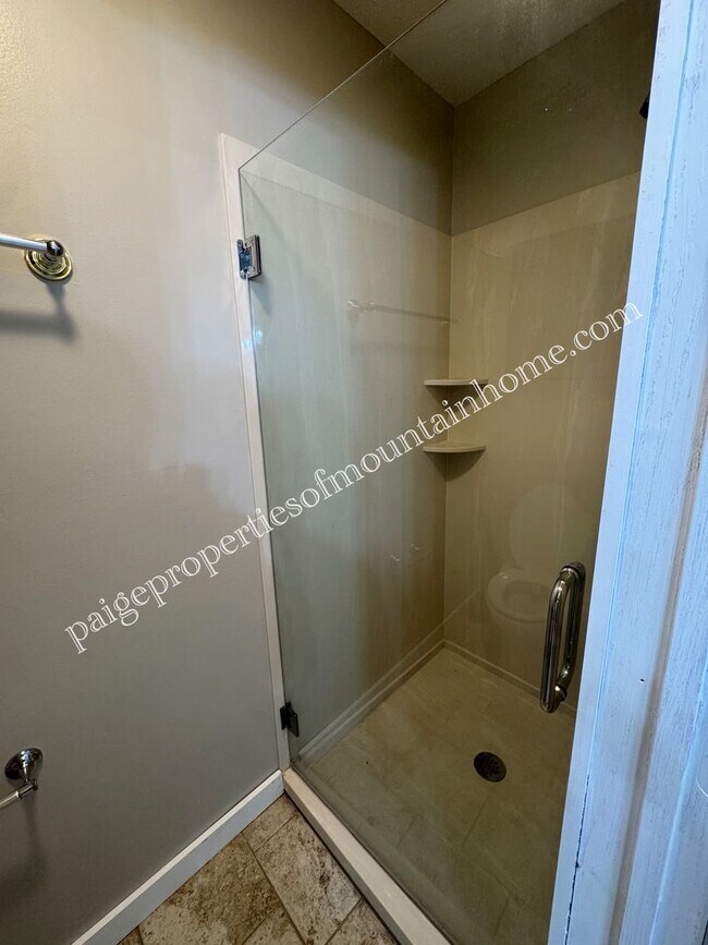 Building Photo - Charming 3 Bedroom, 2 Bath Home with Sunroom, Garage & Privacy-Fenced Yard