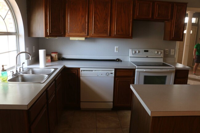 Building Photo - 4658 Essex Dr